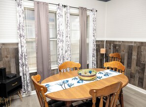 Dining - Whole House 15 min from Beach 4-Beds sleeps 8 (Rochester)