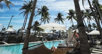 Charming 1-Bedroom, 1-Beth Sailboat in wonderful Key West