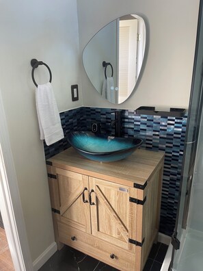 Douche, sèche-cheveux, serviettes fournies, savon