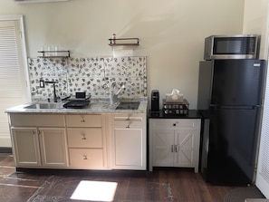 Geladeira, micro-ondas, cooktop, cafeteira/chaleira