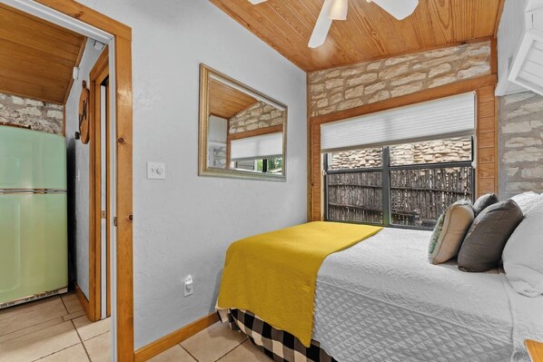 2 bedrooms, iron/ironing board, WiFi