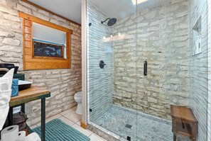 Dusche, Haartrockner, Handtücher, Seife