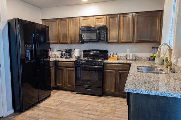 Køleskab, mikrobølgeovn, ovn, kogeplade