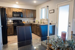 Køleskab, mikrobølgeovn, ovn, kogeplade