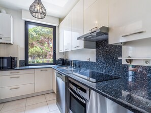 Kjøleskap, mikrobølgeovn, ovn og oppvaskmaskin