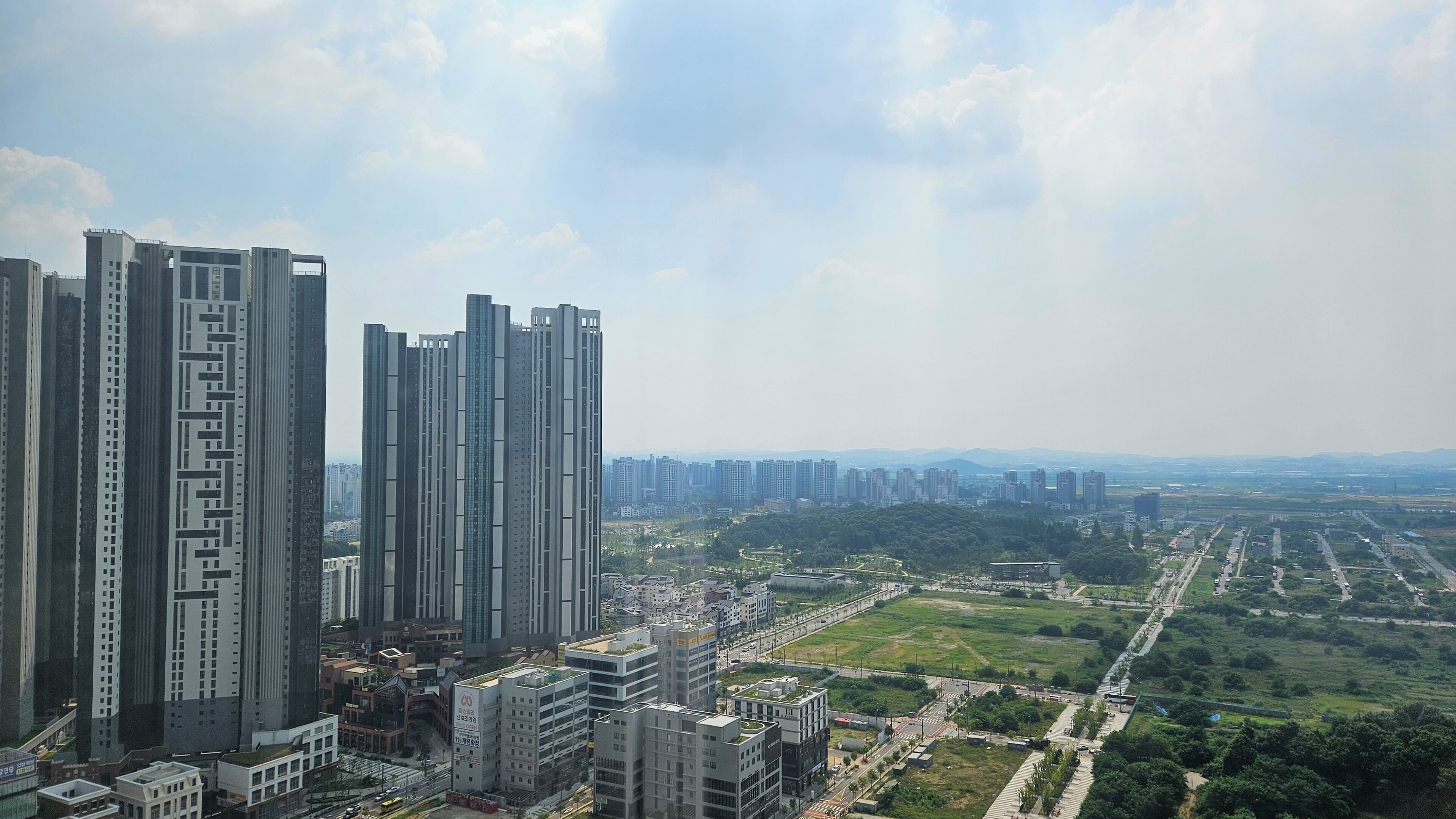 Una zona urbana con edifici moderni e una vista in lontananza sullo skyline della città.