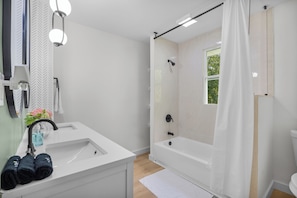 Douche, séchoir à cheveux, serviettes fournies, savon