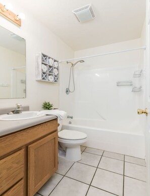 Een haardroger, handdoeken