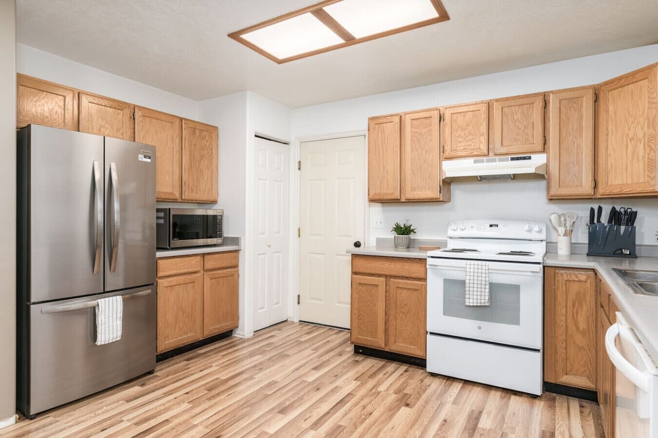 Refrigerador, microondas, horno y parrilla de estufa 