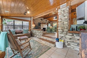 Smart TV - Cozy Cabin ON Guad River- Paddleboard, Kayaks, BBQ (Canyon Lake)