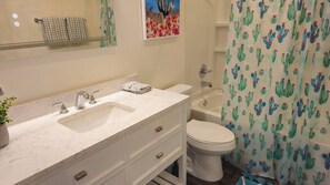 Secadora de cabello, toallas, jabón, papel de baño 