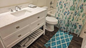 Secadora de cabello, toallas, jabón, papel de baño 