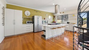 Coffee/tea maker, fridge, microwave, oven - Beachside Retreat: 3  BR, 2  BA House in Lancelin, Sleeps 6 (Lancelin)