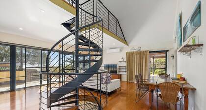Beachside Retreat: 3 BR, 2 BA House in Lancelin, Sleeps 6