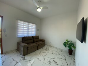 Living area - Studio 300 meters from the beach (Estância Bal Maria H Novaes Peruíbe)