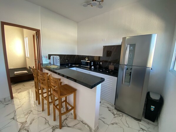 Private kitchen - Studio 300 meters from the beach (Estância Bal Maria H Novaes Peruíbe)