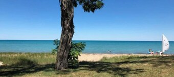 Spacious 4-beds South of Lexington AC, Sandy Private Beach Handicap accessible