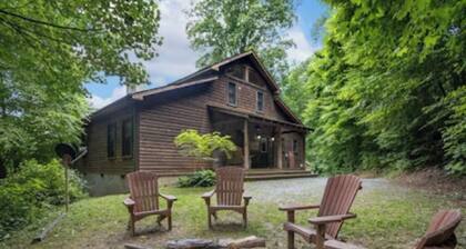 Cozy 3-bedroom cabin with AC, WiFi near Blowing Rock