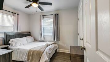 2 chambres, fer et planche à repasser, Wi-Fi, draps fournis