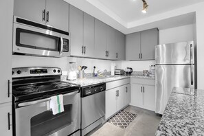 Kühlschrank, Mikrowelle, Ofen, Herdplatte