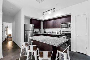 Køleskab, mikrobølgeovn, ovn, kogeplade