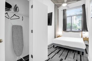 4 bedrooms, iron/ironing board, WiFi, bed sheets - Centric 4BR |In HEART of DTPHX|Pool+Free Parking (Phoenix)