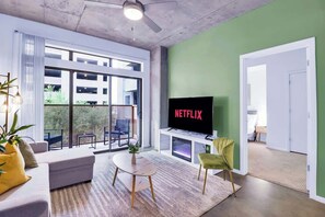 TV - Centric 2BR In HEART of DTPHX Free Garage Parking (Phoenix)