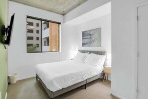 2 bedrooms, iron/ironing board, WiFi, bed sheets - Centric 2BR In HEART of DTPHX Free Garage Parking (Phoenix)