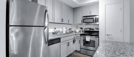 Kühlschrank, Mikrowelle, Ofen, Herdplatte