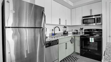 Geladeira, micro-ondas, fogão, cooktop