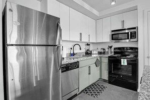 Kühlschrank, Mikrowelle, Ofen, Herdplatte