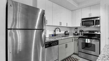 Geladeira, micro-ondas, fogão, cooktop