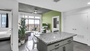 2 dormitorios, tabla de planchar con plancha, wifi y ropa de cama