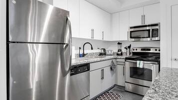 Kühlschrank, Mikrowelle, Ofen, Herdplatte