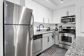 Køleskab, mikrobølgeovn, ovn, kogeplade