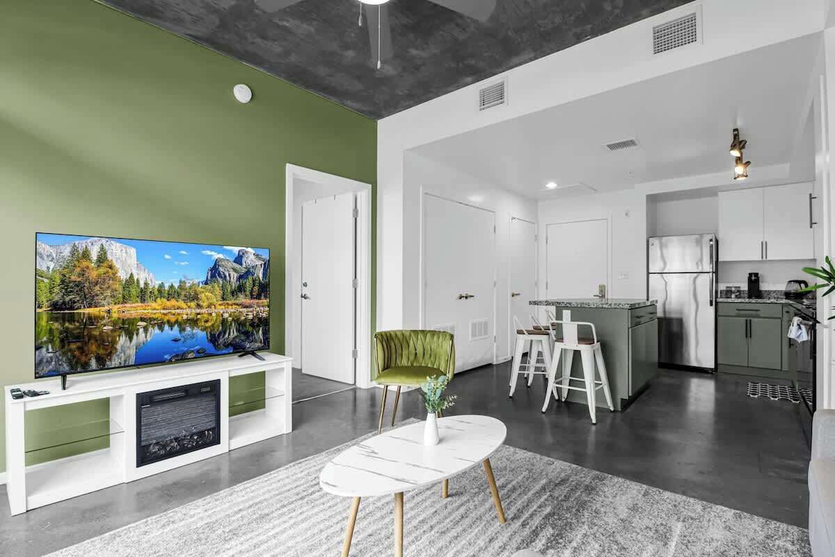 Een televisie en een kantoor