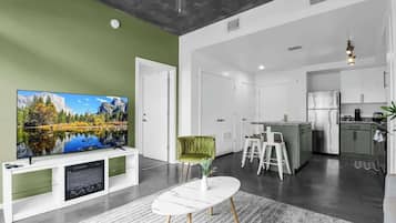 Een televisie en een kantoor