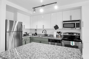 Kjøleskap, mikrobølgeovn, ovn og kokeplater