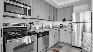 Frigorífico, microondas, horno y placa de cocina