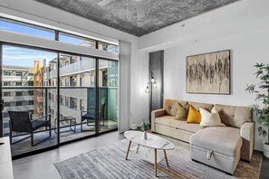 TV, offices - Centric 1BR |In HEART of DTPHX|Free Garage Parking (Phoenix)