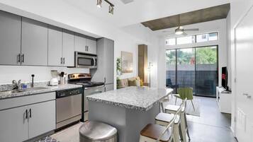 Refrigerador, microondas, horno, placa de cocina