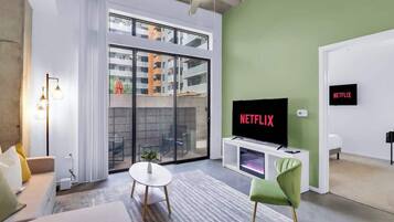 Una televisión, una oficina