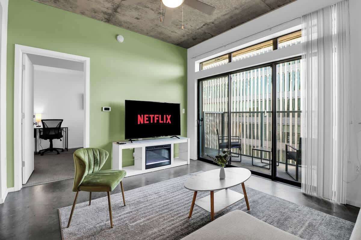 Una televisión, una oficina