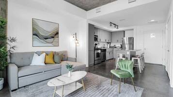 Una televisión, una oficina