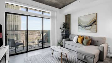 Una televisión, una oficina