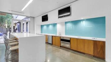 Geladeira, micro-ondas, fogão, cooktop