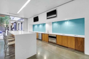 ثلاجة، ميكروويف، فرن، موقد طهي مسطح