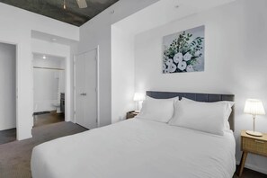 2 bedrooms, iron/ironing board, WiFi, bed sheets - Centric 2BR In HEART of DTPHX Free Garage Parking (Phoenix)