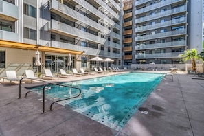 Una piscina al aire libre