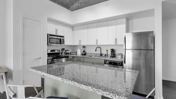 冰箱、微波炉、烤箱、炉灶